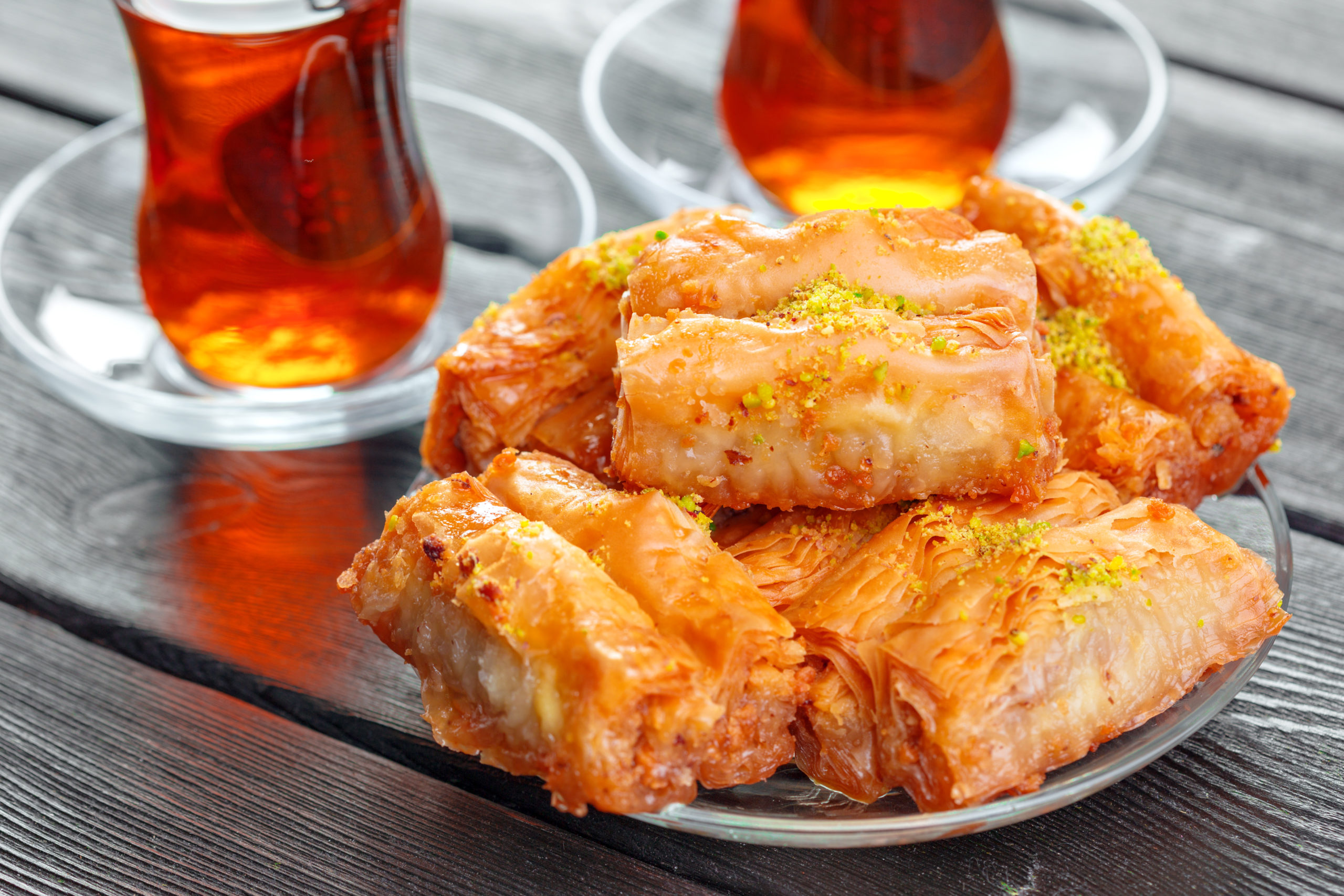 assiette de baklavas avec verres de thé