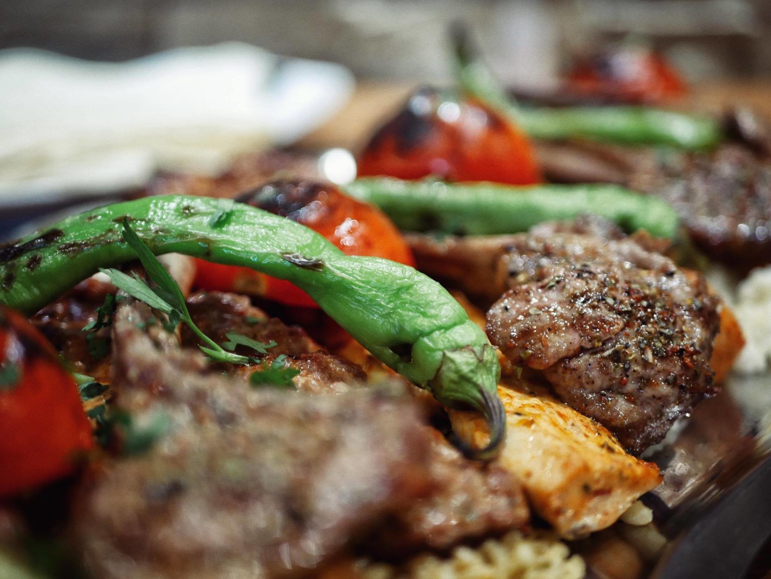 piments verts et tomates sur viande grillée