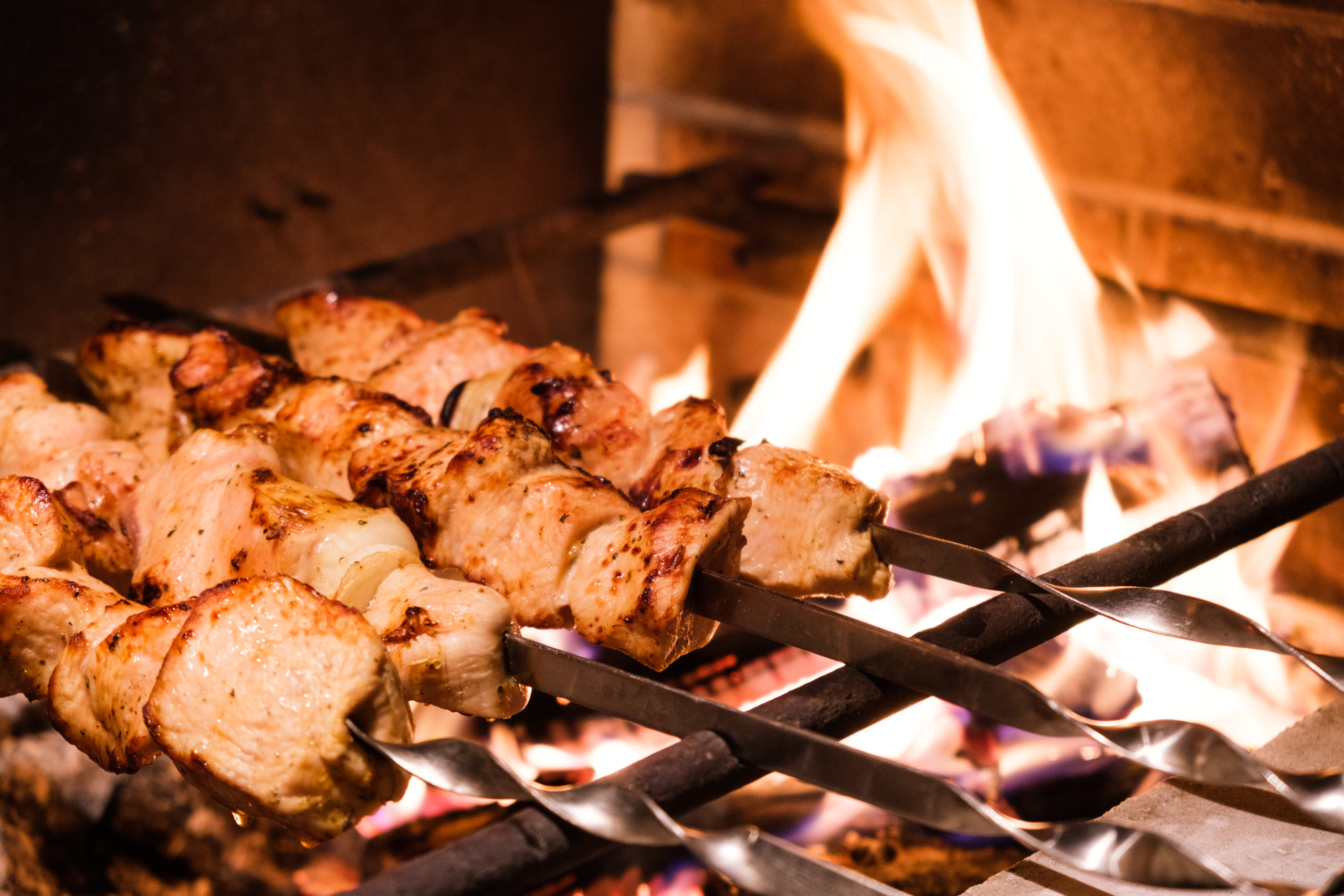 Grille de brochettes de veau sur le feu