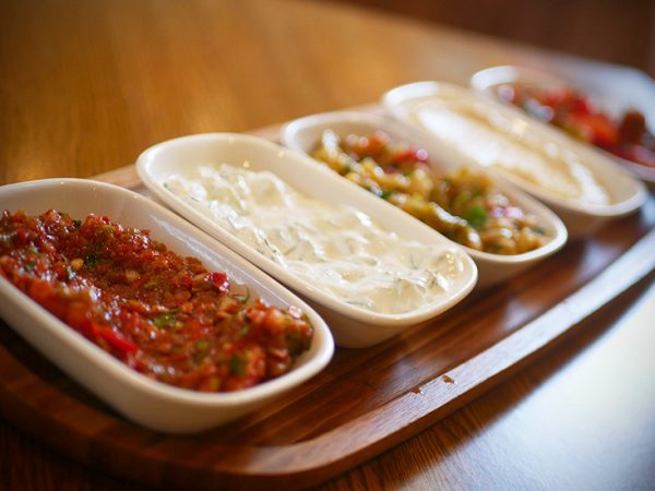 quatre coupelles de meze sur table en bois