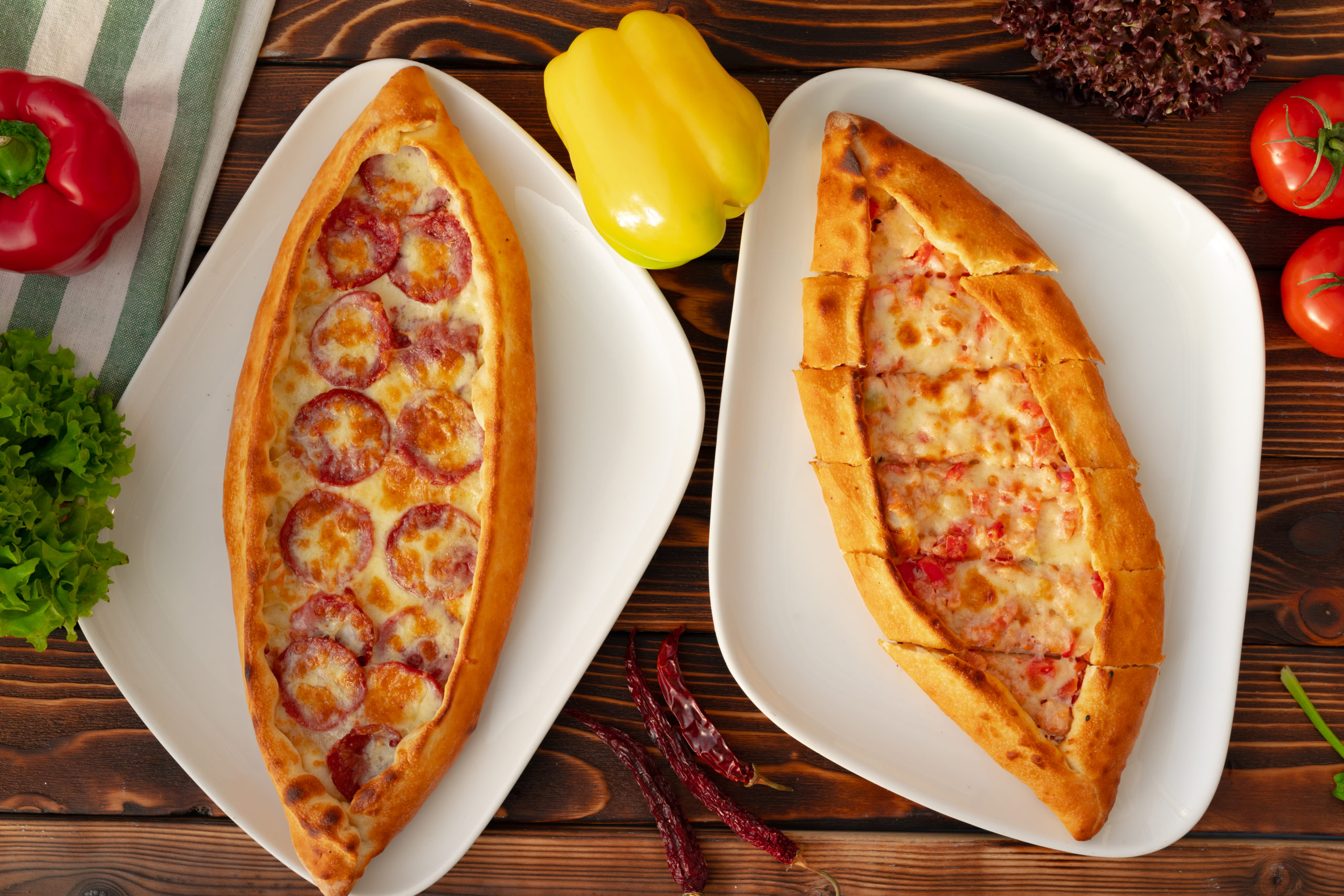 deux assiettes blanches avec pide