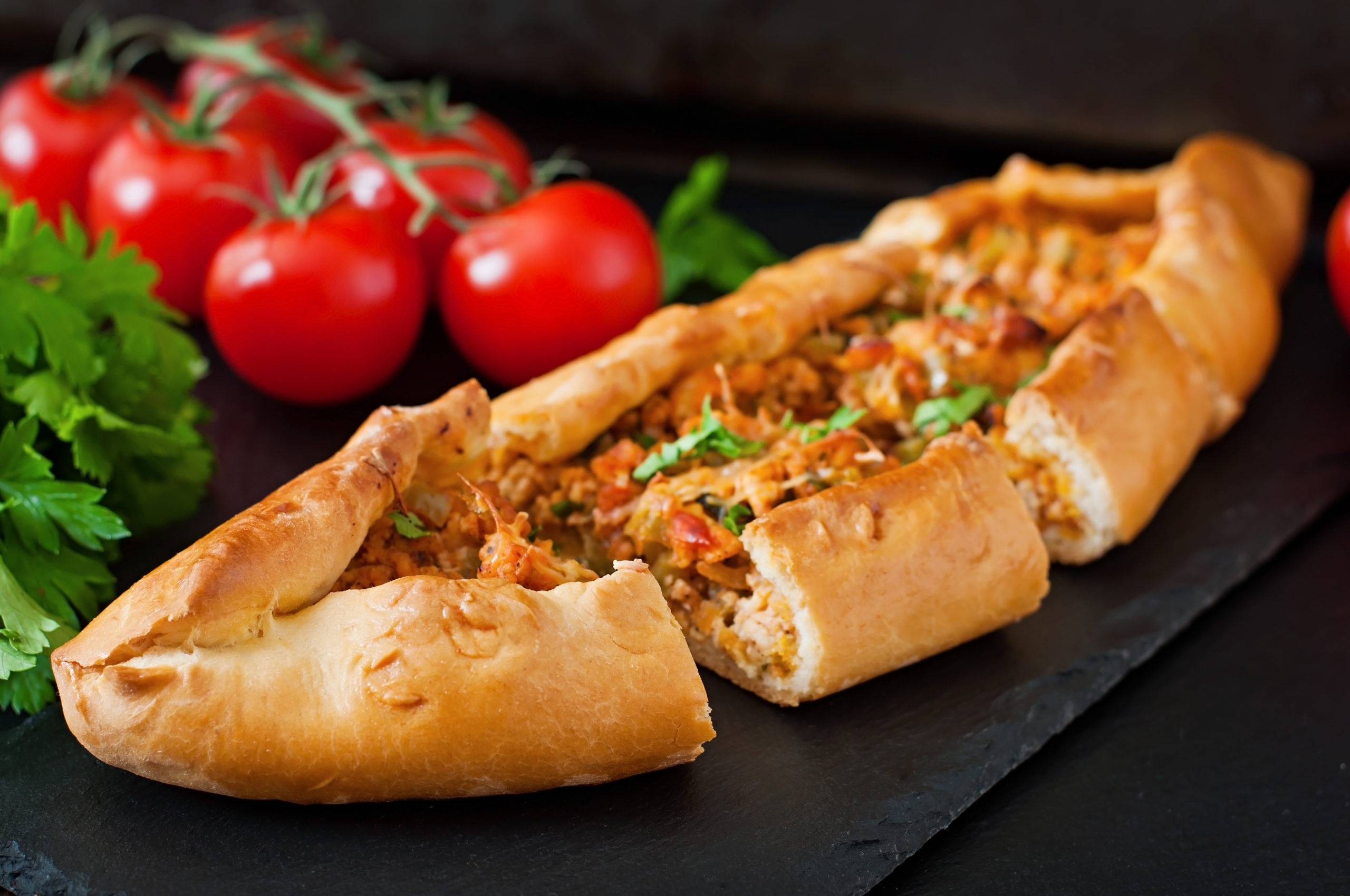 pide sur ardoise avec salade et tomates cerises